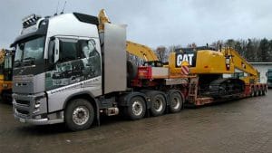 Baggertransport eines Cat Bagger mit Volvo FH 750
