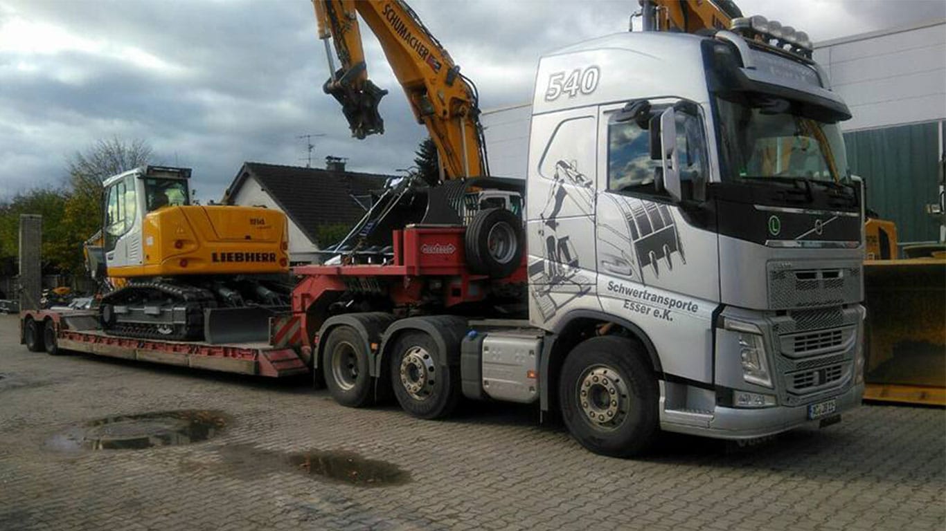 Baggertransport eines Liebherr Bagger mit Scania R540